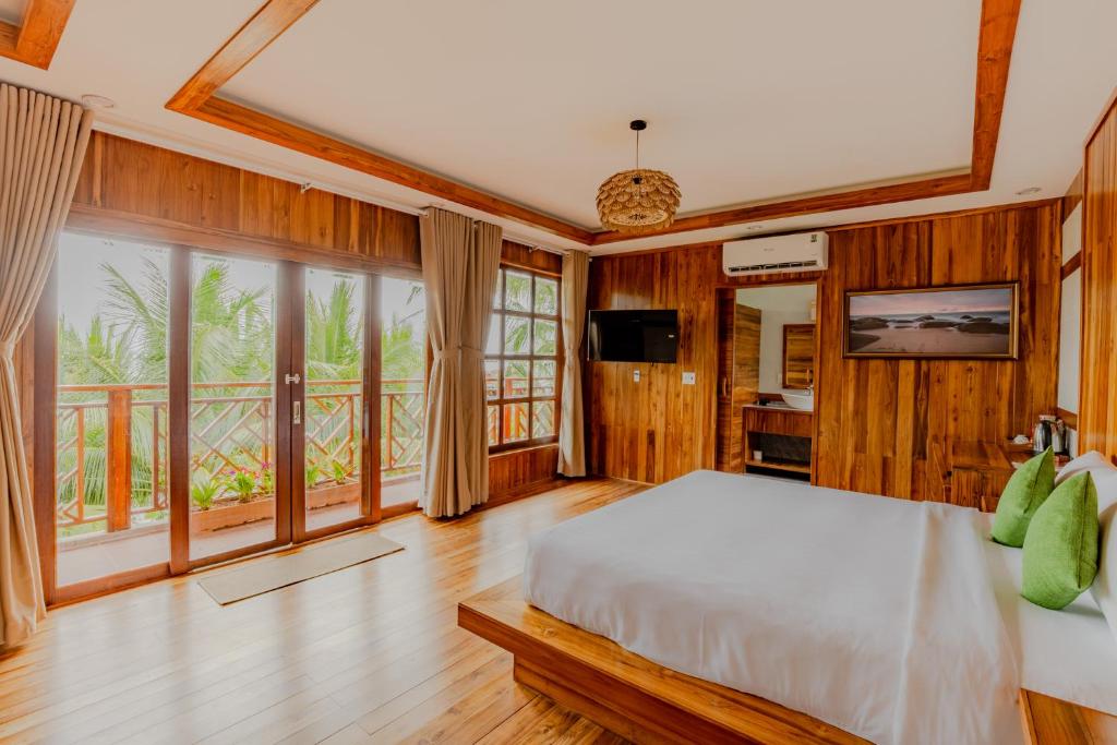 Hồ bơi và Không gian Rock Beach Resort